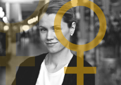 Svartvit bild på Mimmi Sjöberg, en av initiativtagarna till #sistabriefen inramad av två kvinnosymboler