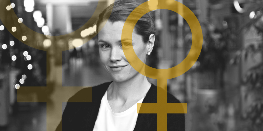 Svartvit bild på Mimmi Sjöberg, en av initiativtagarna till #sistabriefen inramad av två kvinnosymboler