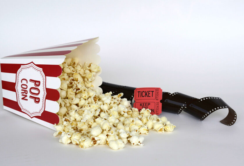 Biografpopcorn tillsammans med biobiljett och filmremsa