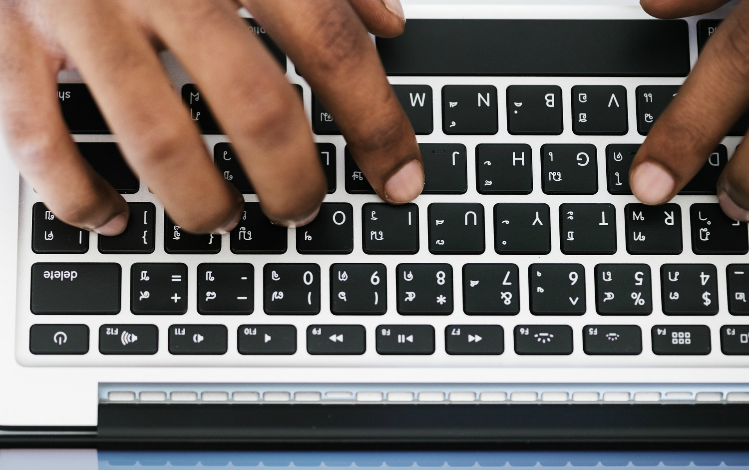 Fingrar skriver på ett tangentbord