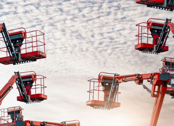 Saxlyftar upphissade mot solnedgång