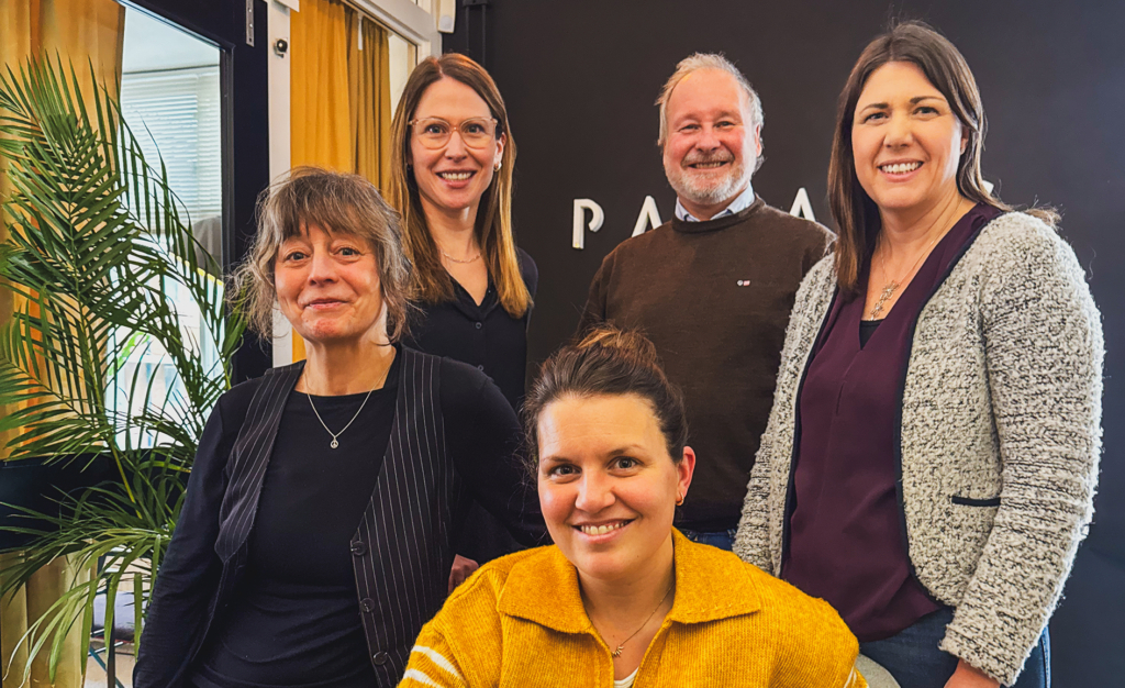 Panang kommunikations arbetsgrupp för Skid-VM. Från vänster: Grafisk Designer Catarina Malm, Grafisk Designer Alvina Garpebring, VD Magnus Berglund, Projektledare Anna Ribjer. Sittande: Varumärkesstrateg Hanna Flink.