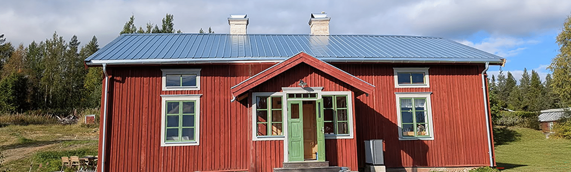 Hus med plåttak täckt av takplåt från Dala-Profil