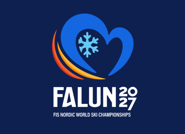 Logotyp för Skid-VM 2027 skapad av Panang Kommunikation. Logotypen bär ett hjärta i centrum. Det står för värme, puls, engagemang och omsorg – både om sporten, människorna och planeten. I symbolen finns också Faluns siluetter inbäddade: de två hoppbackarna, skidspåren och en snöflinga som för tankarna till vinter, kyla och stora ögonblick.