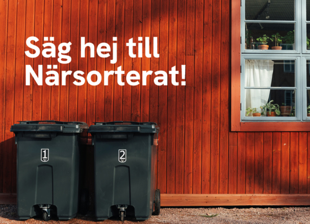 Två soptunnor står mot en faluröd vägg, med textern Säg hej till Närsorterat.