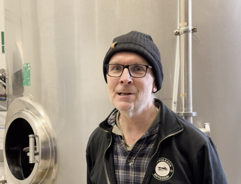 Oppigårds grundare Björn Falkeström står framför en av tankarna i Bryggeriet.
